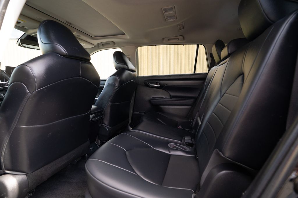 Vehicle image 13 of 44