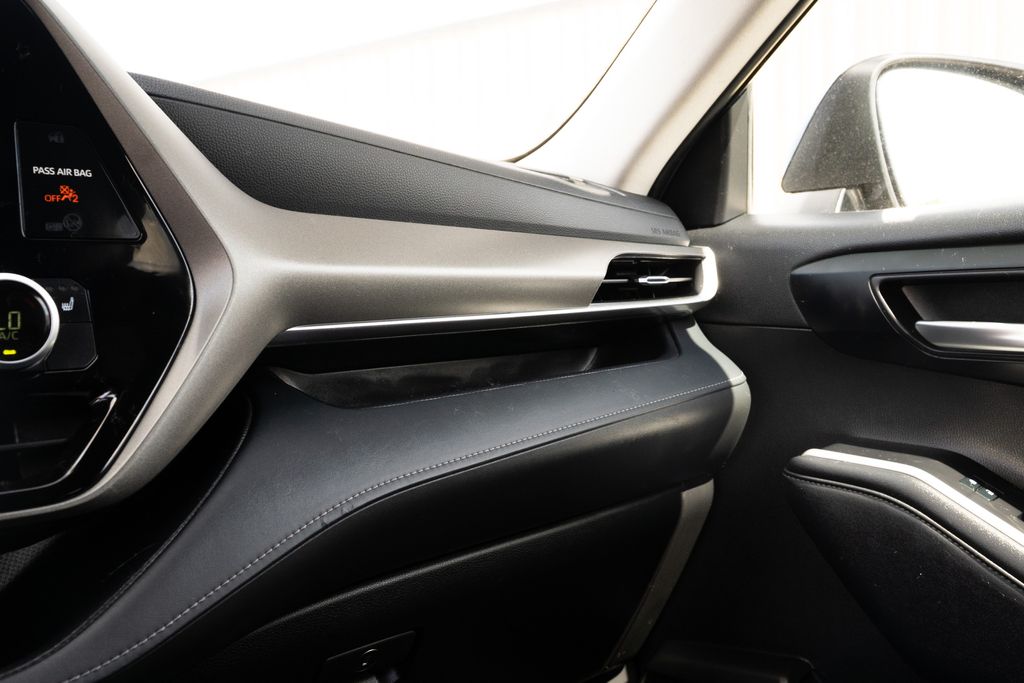 Vehicle image 18 of 44