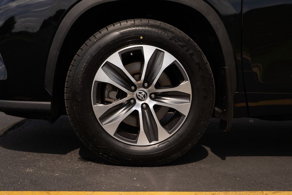 Vehicle image 9 of 44