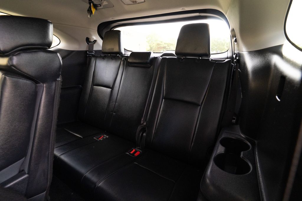 Vehicle image 14 of 44