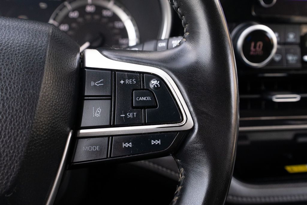 Vehicle image 33 of 44