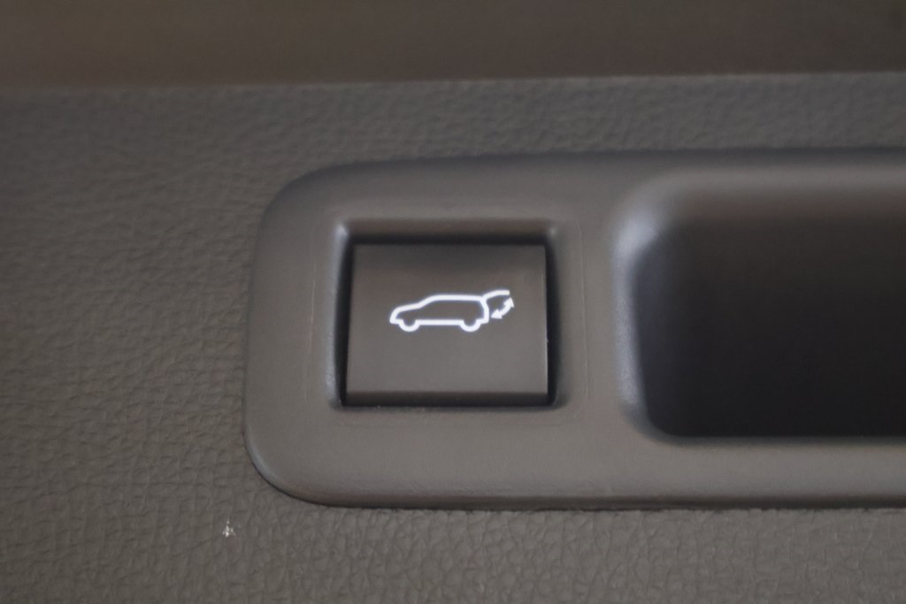 Vehicle image 31 of 33