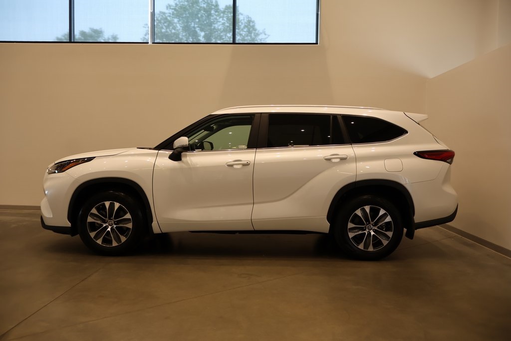 Vehicle image 8 of 33