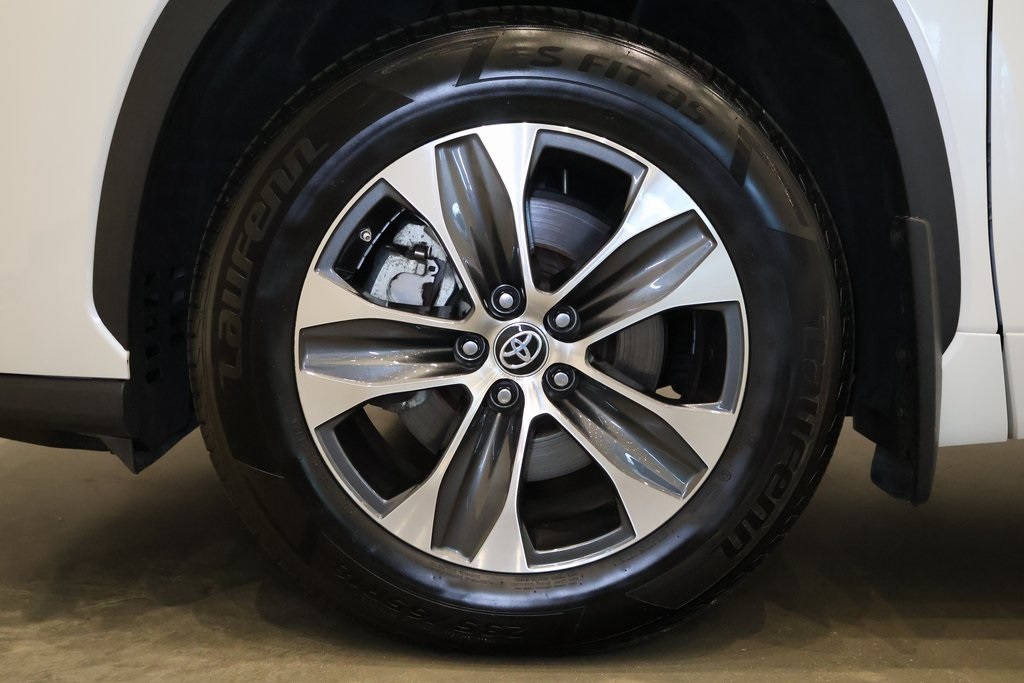 Vehicle image 9 of 33