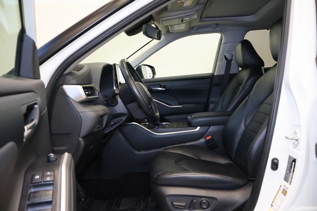 Vehicle image 24 of 33