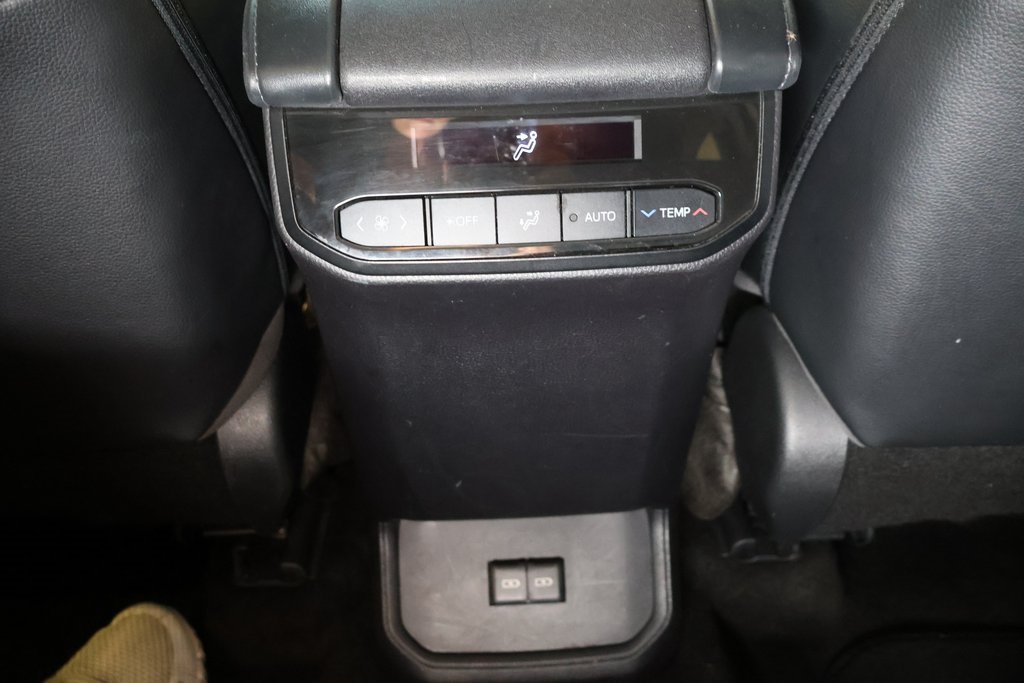 Vehicle image 28 of 33