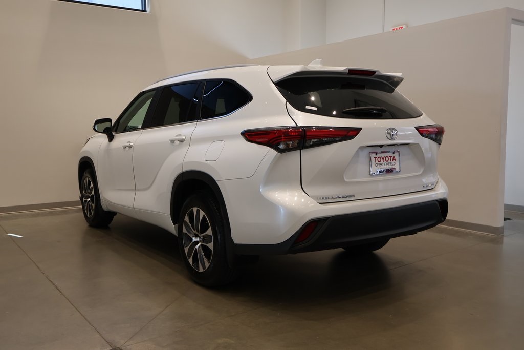 Vehicle image 6 of 33