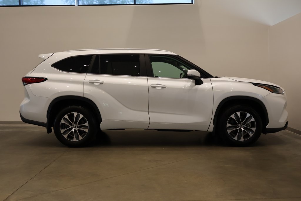 Vehicle image 4 of 33