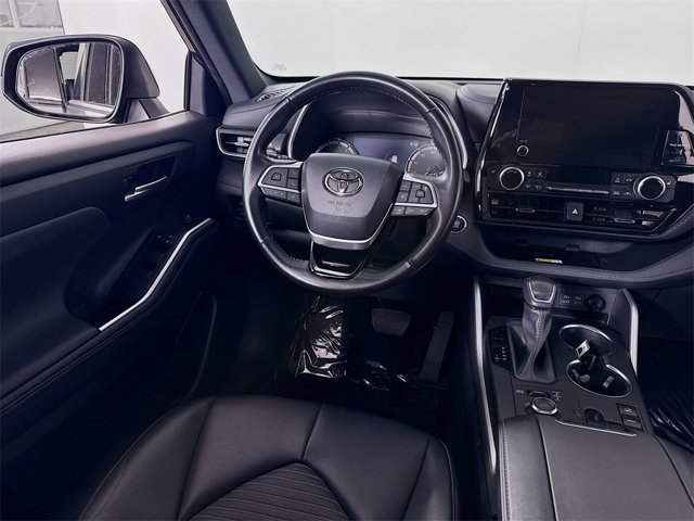 Vehicle image 17 of 21