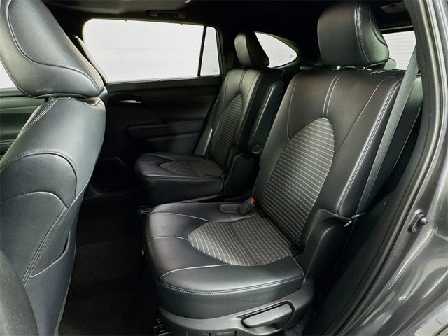 Vehicle image 16 of 21