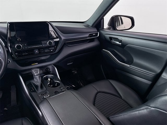 Vehicle image 18 of 21