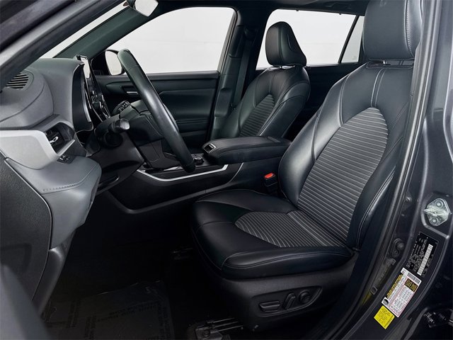 Vehicle image 10 of 21