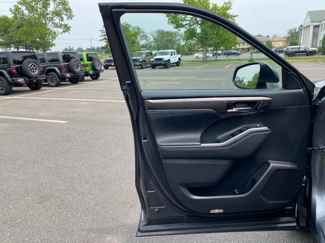 Vehicle image 27 of 56