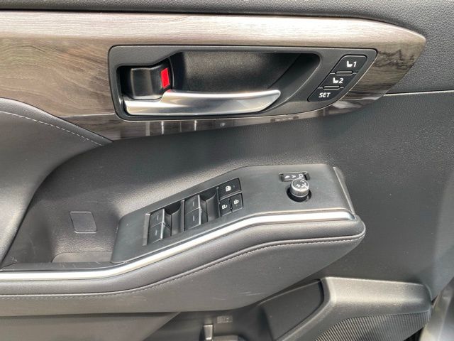 Vehicle image 28 of 56