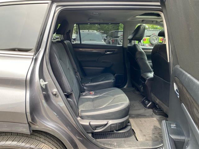 Vehicle image 33 of 56
