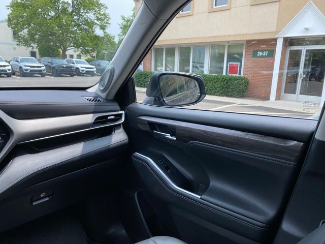 Vehicle image 40 of 56
