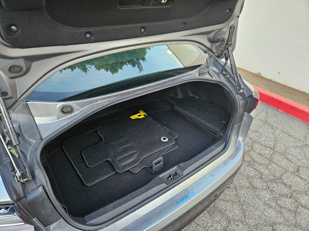 Vehicle image 21 of 24