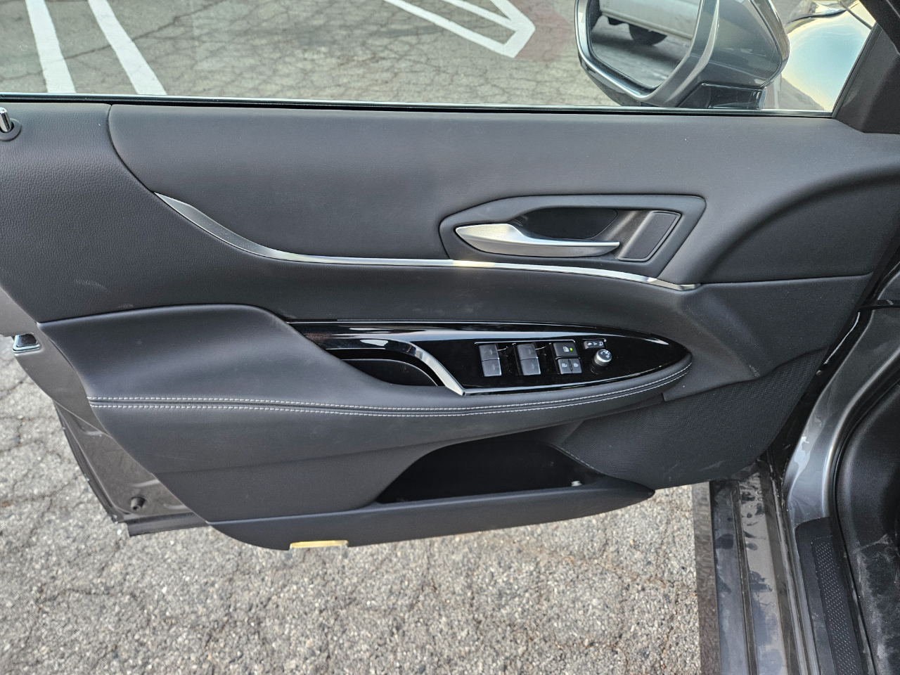 Vehicle image 13 of 24