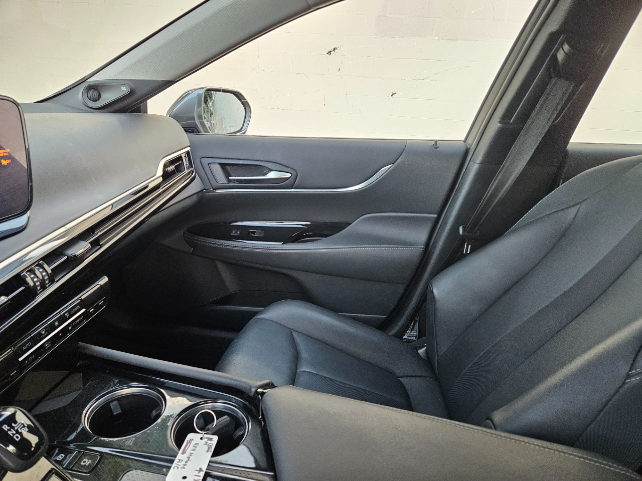 Vehicle image 17 of 24