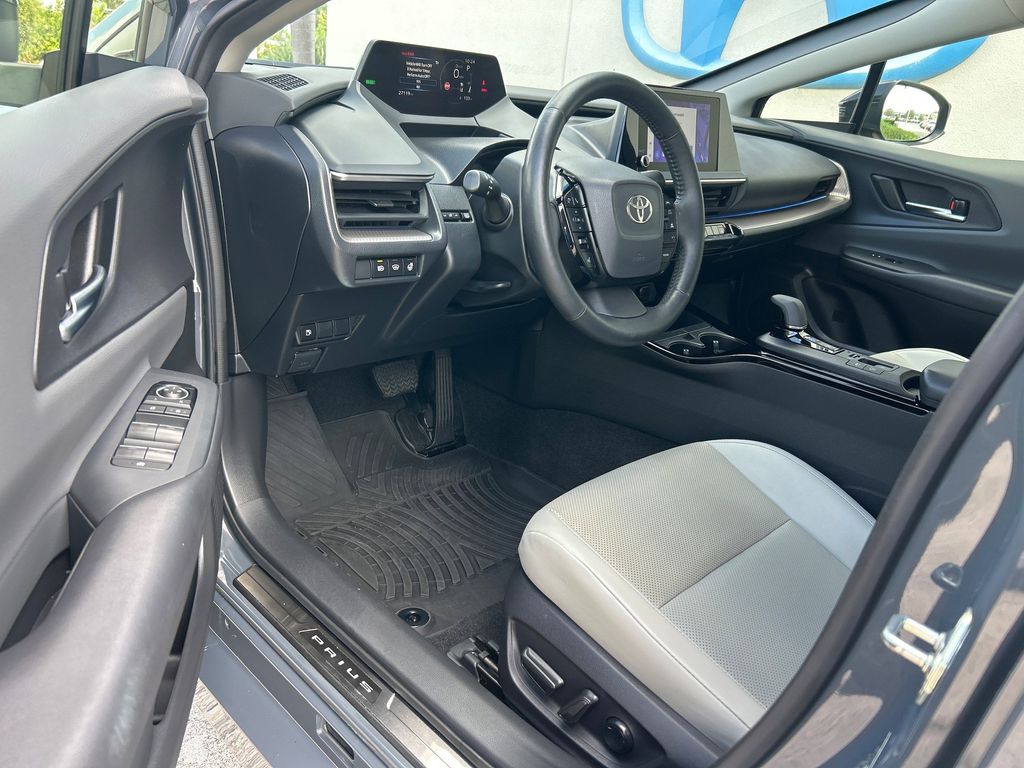 Vehicle image 12 of 23