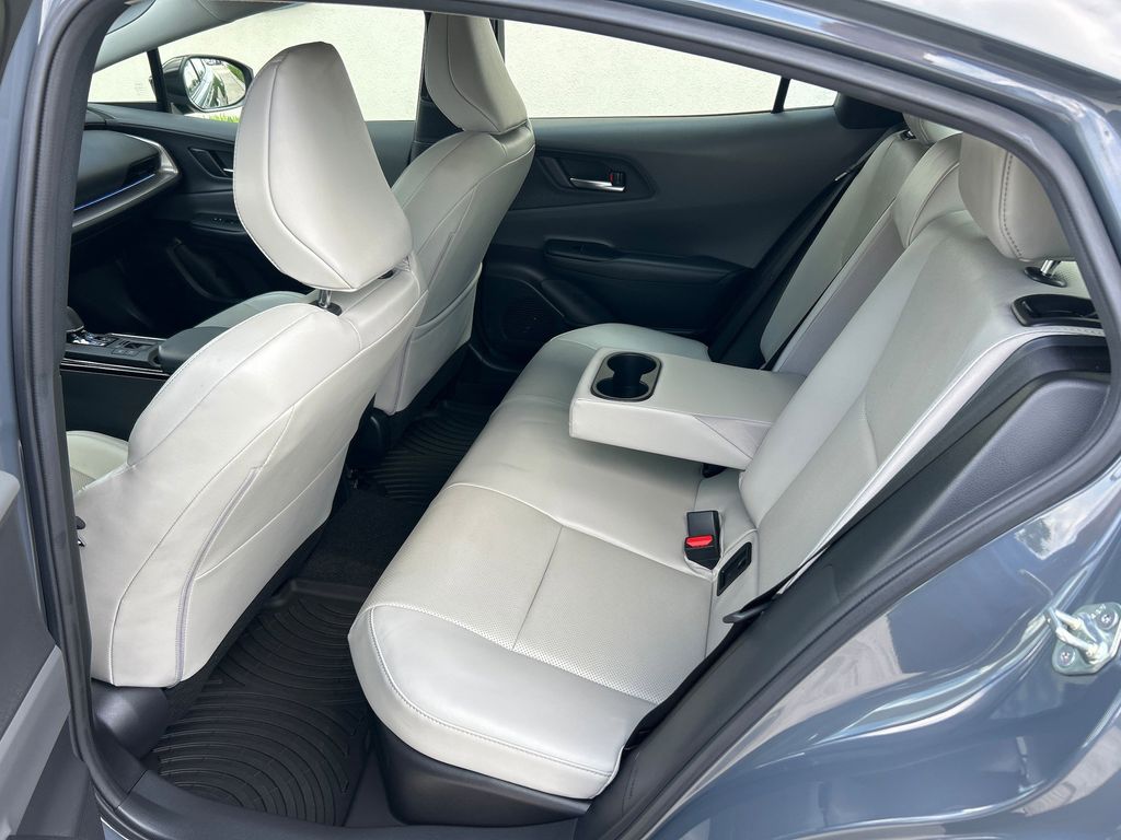 Vehicle image 10 of 23