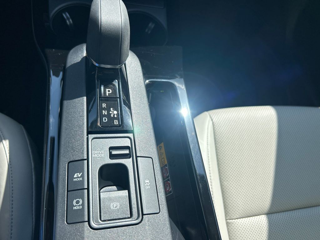 Vehicle image 21 of 23