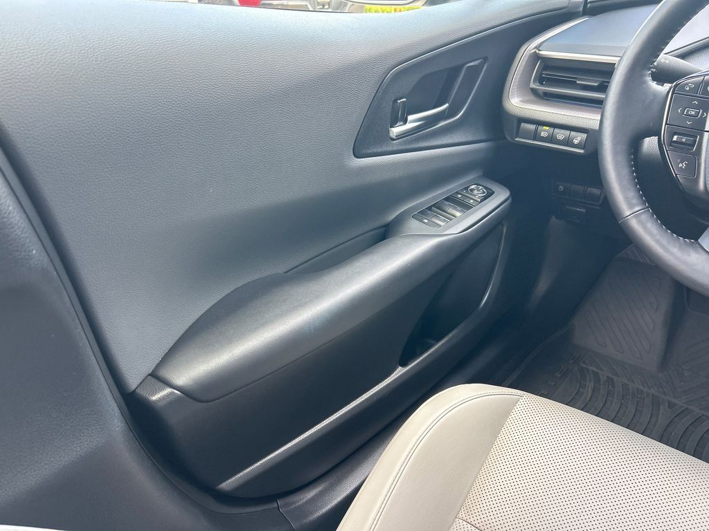 Vehicle image 14 of 23