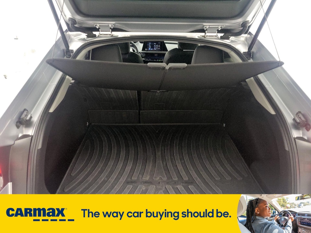 Vehicle image 10 of 27