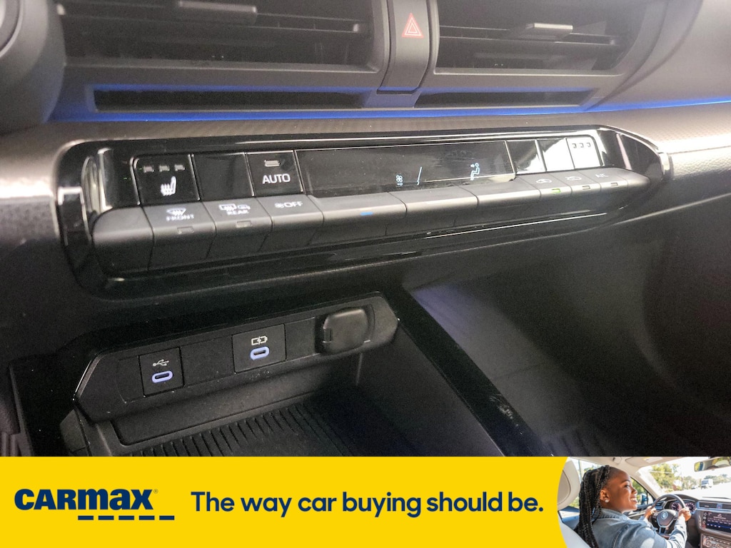 Vehicle image 14 of 27