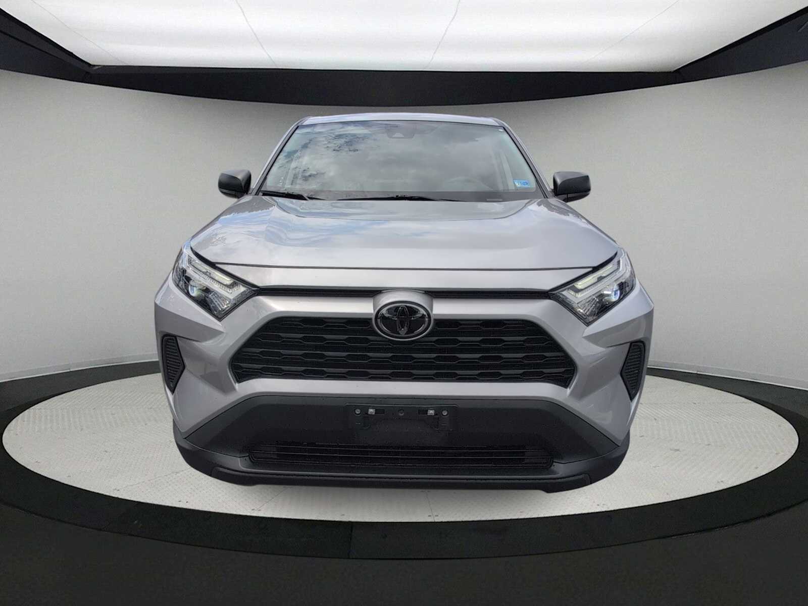2023 Toyota RAV4 LE Image 3 of 32