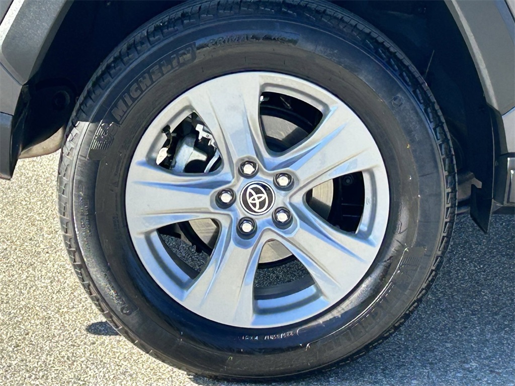 2023 Toyota RAV4 XLE Image 7 of 30