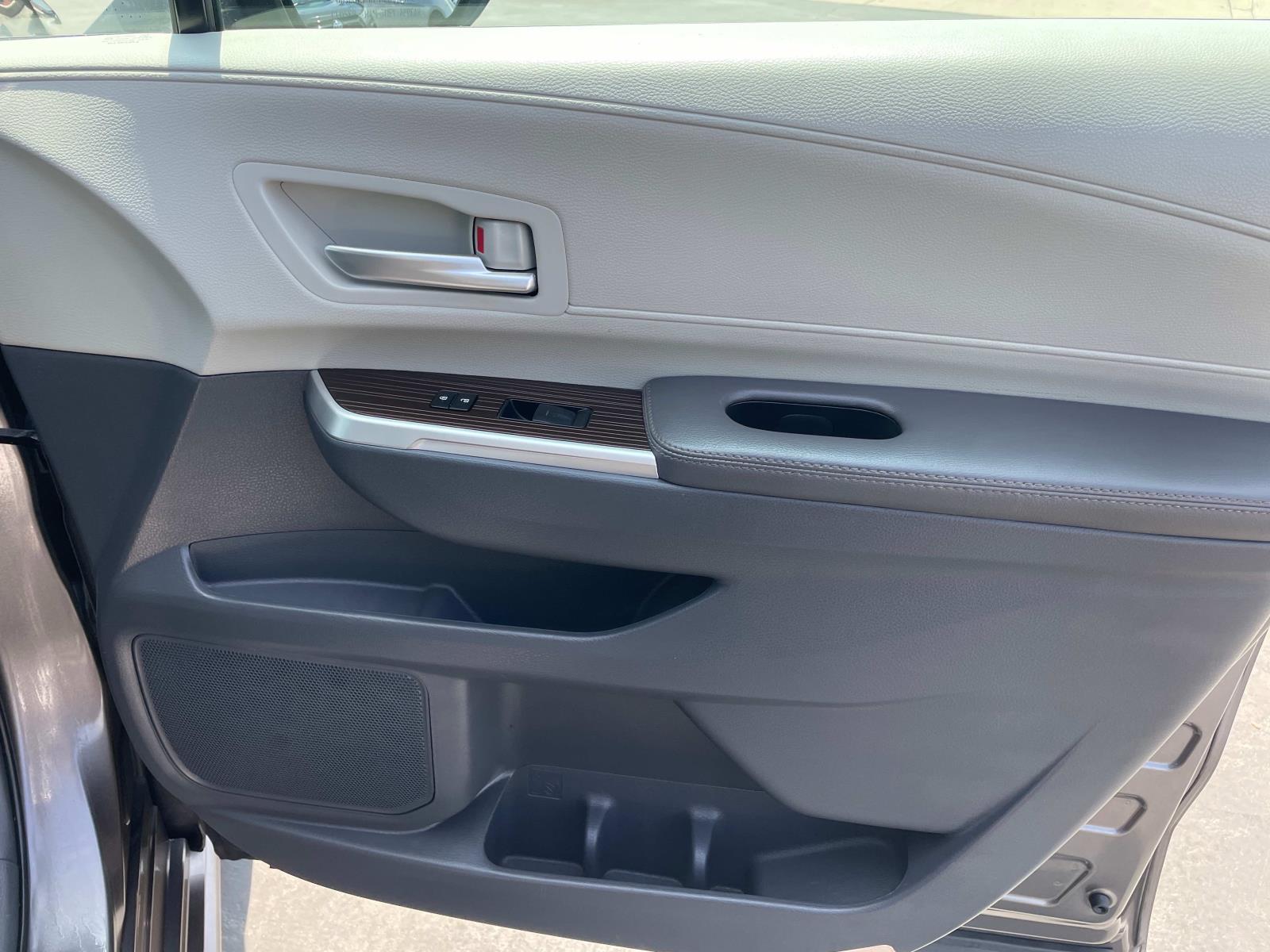 Vehicle image 26 of 30