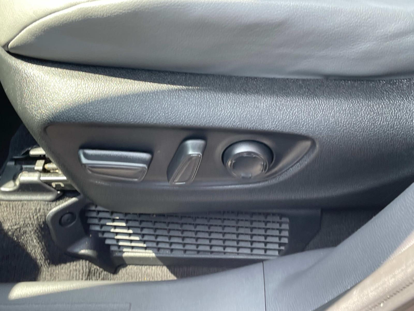 Vehicle image 21 of 30