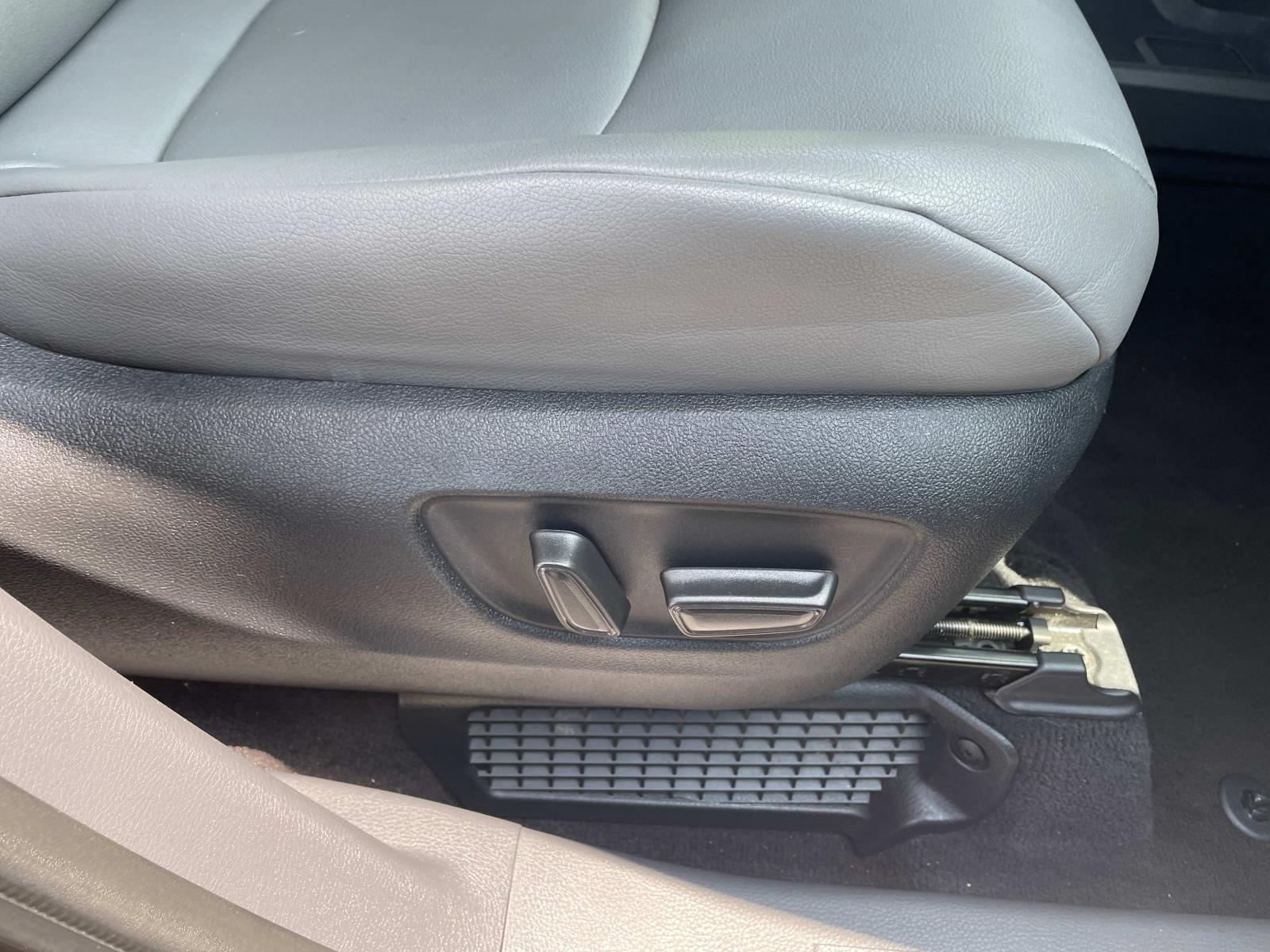 Vehicle image 27 of 30