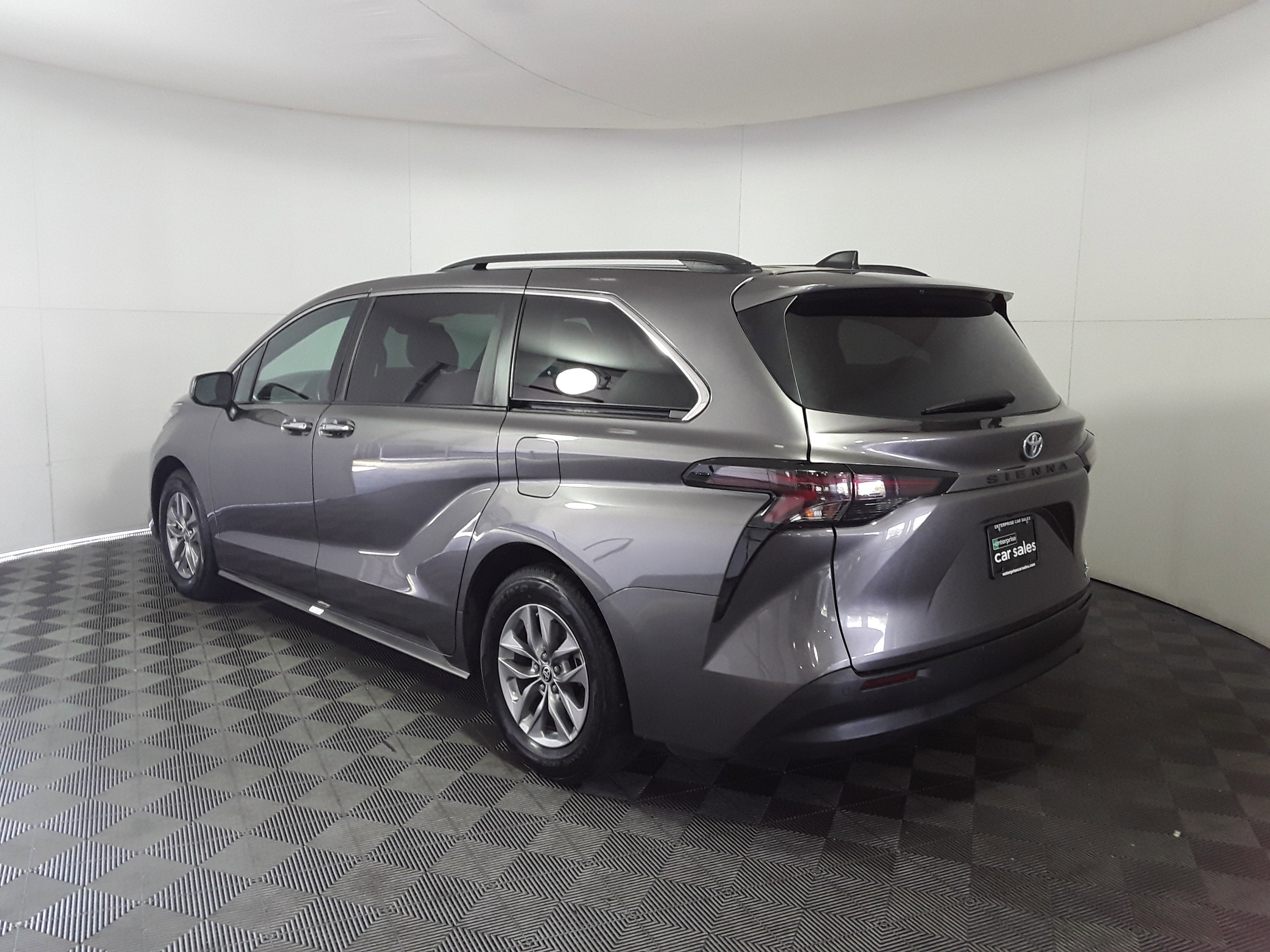 Vehicle image 9 of 22