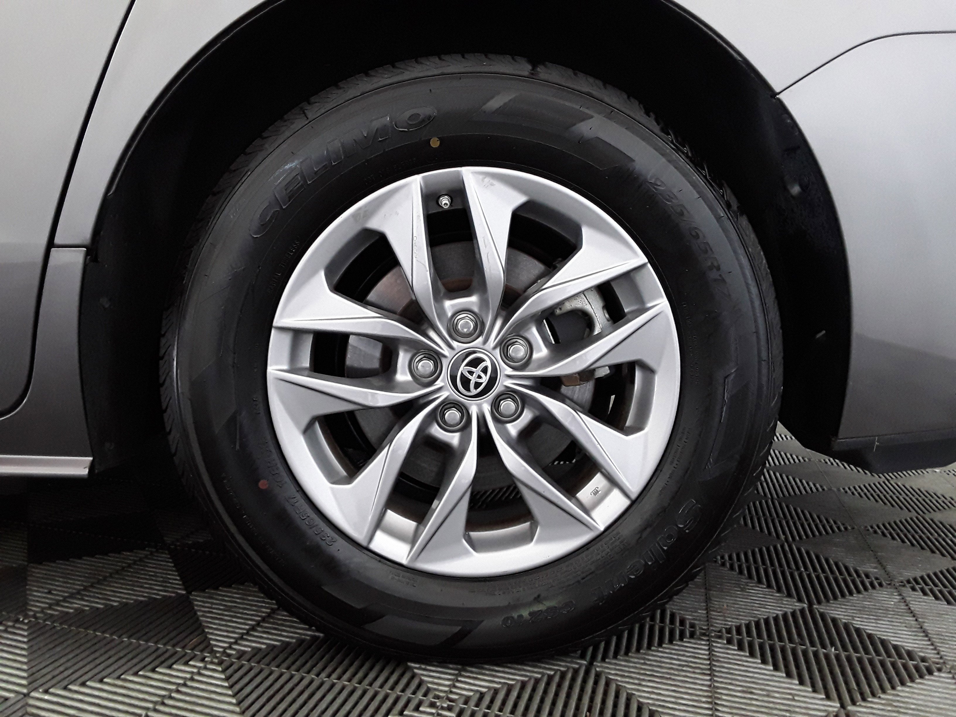 Vehicle image 19 of 22