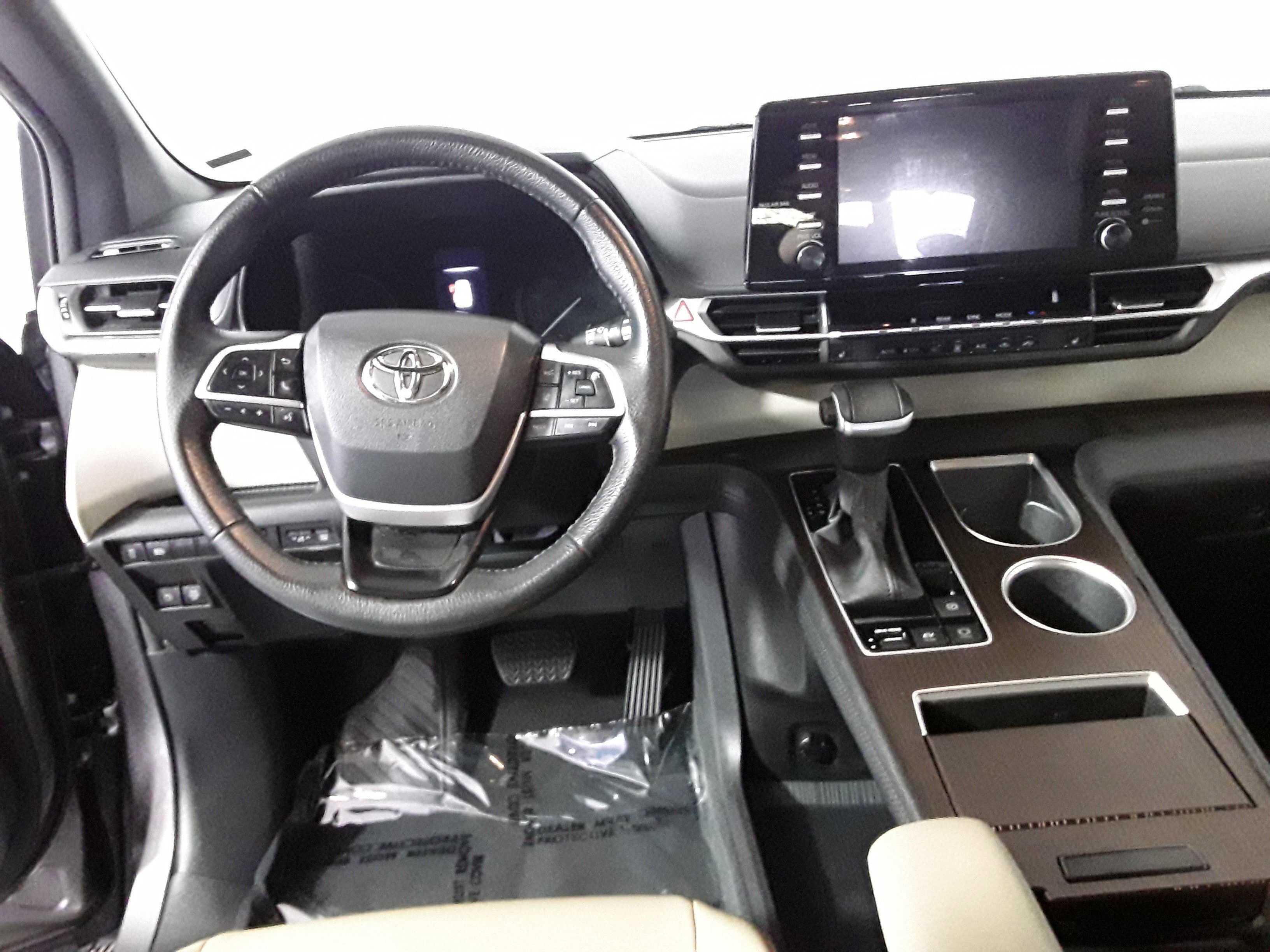Vehicle image 13 of 22