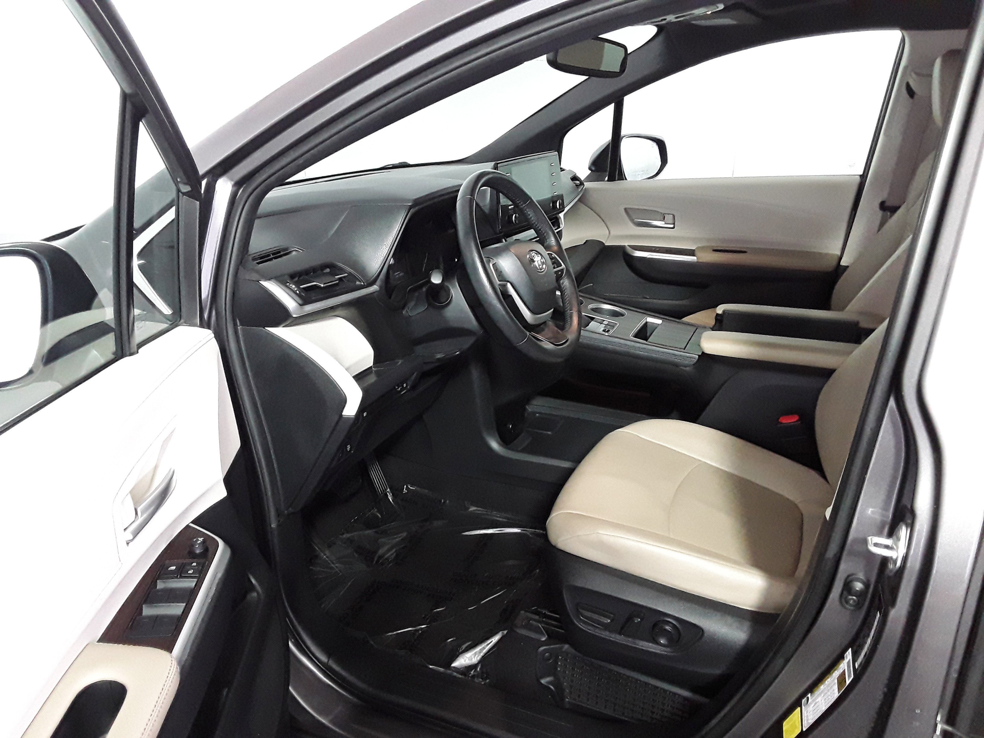 Vehicle image 14 of 22