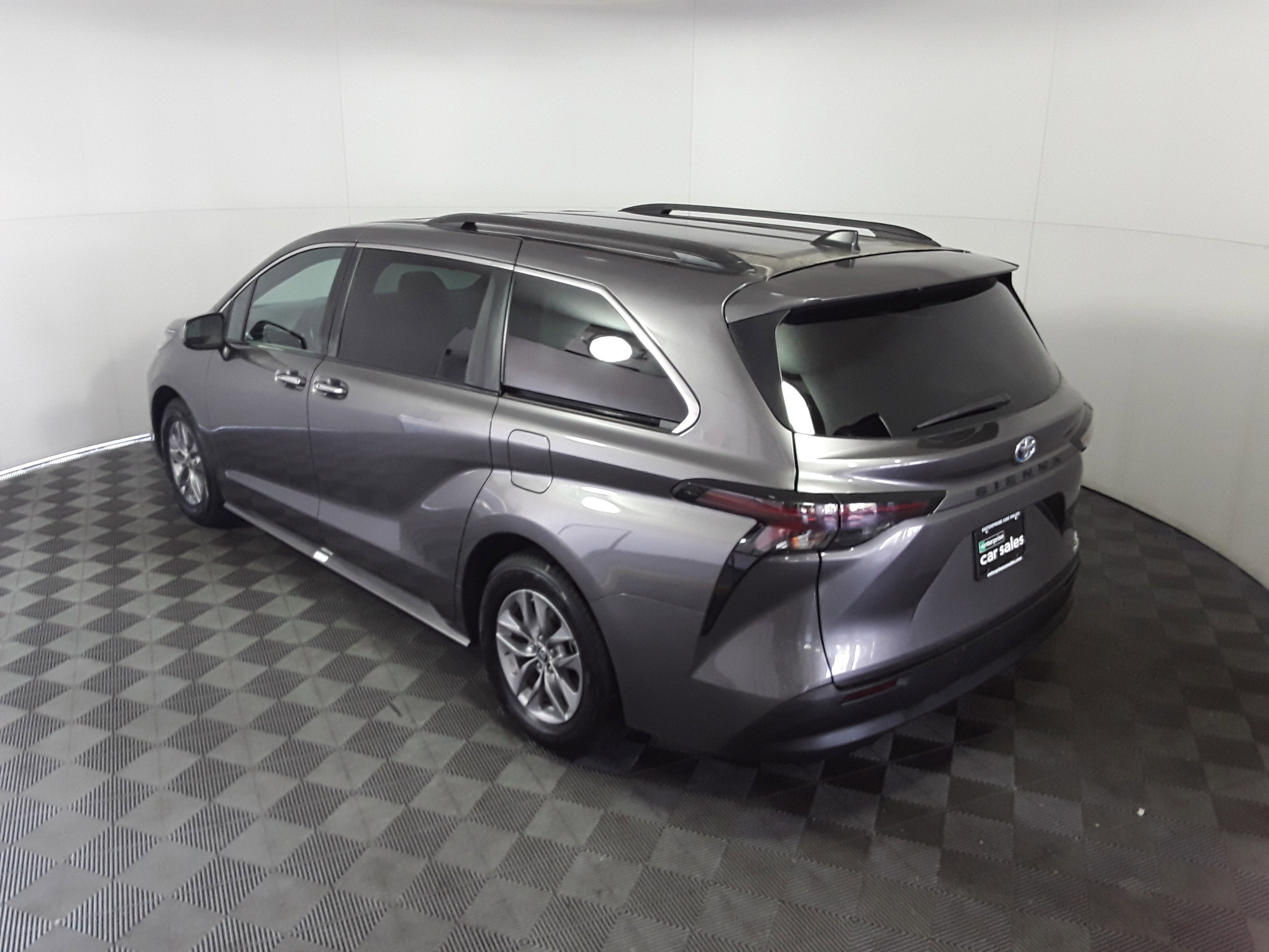 Vehicle image 10 of 22