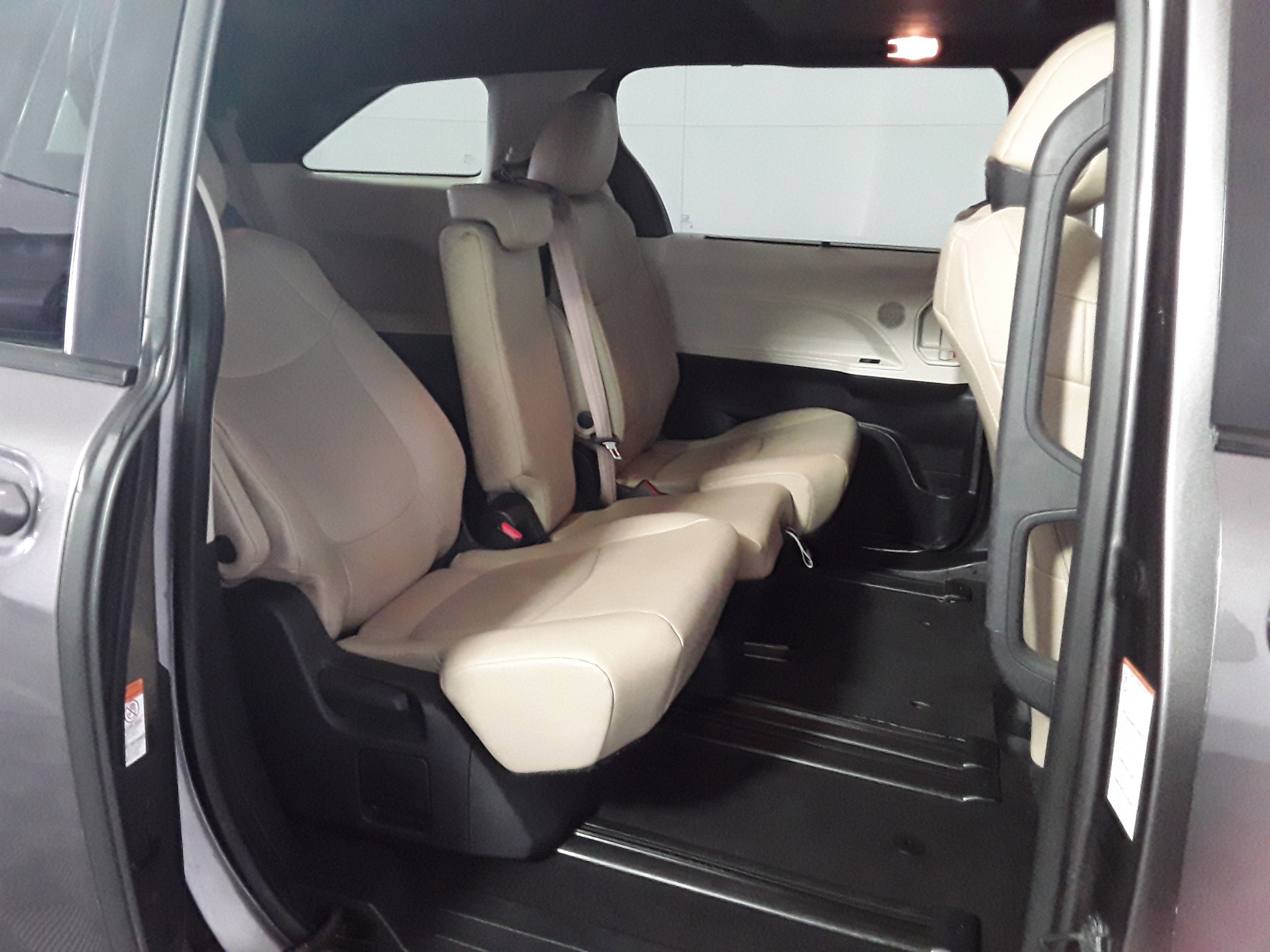 Vehicle image 18 of 22