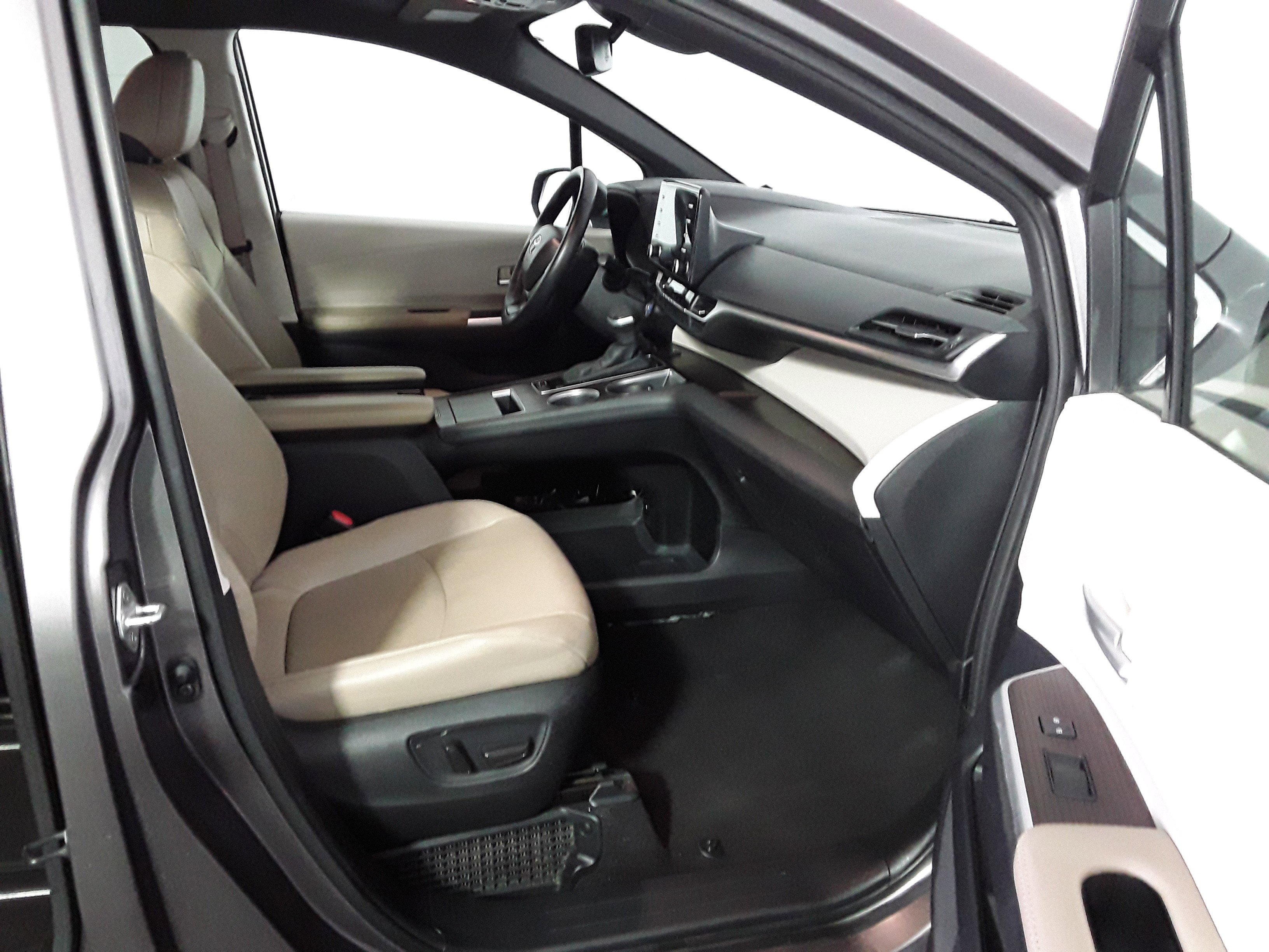 Vehicle image 17 of 22