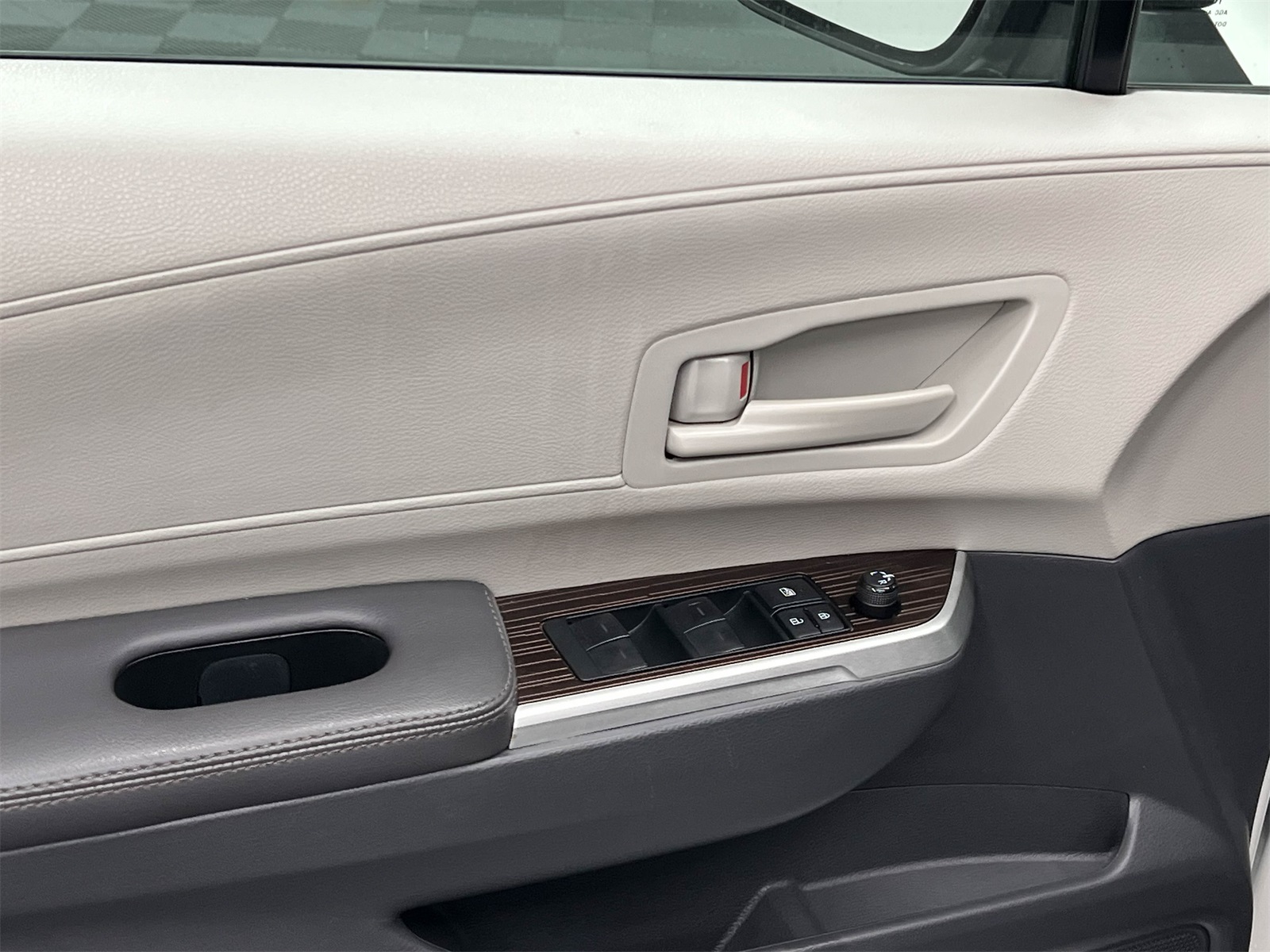 Vehicle image 17 of 27