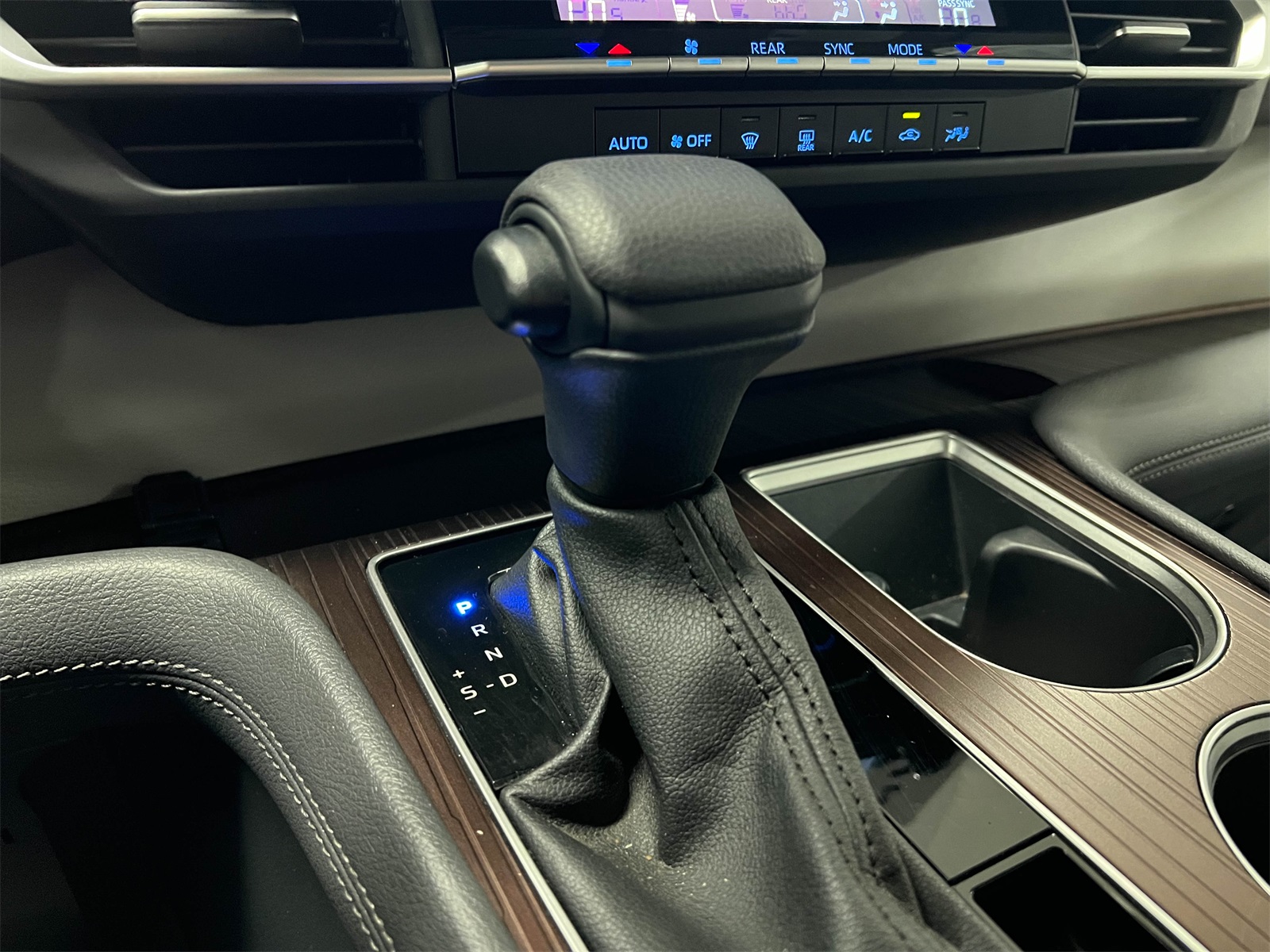 Vehicle image 16 of 27