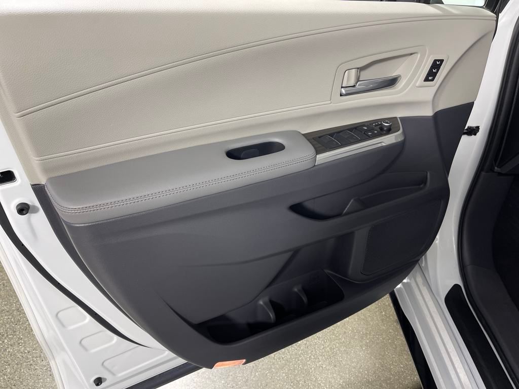 Vehicle image 18 of 30