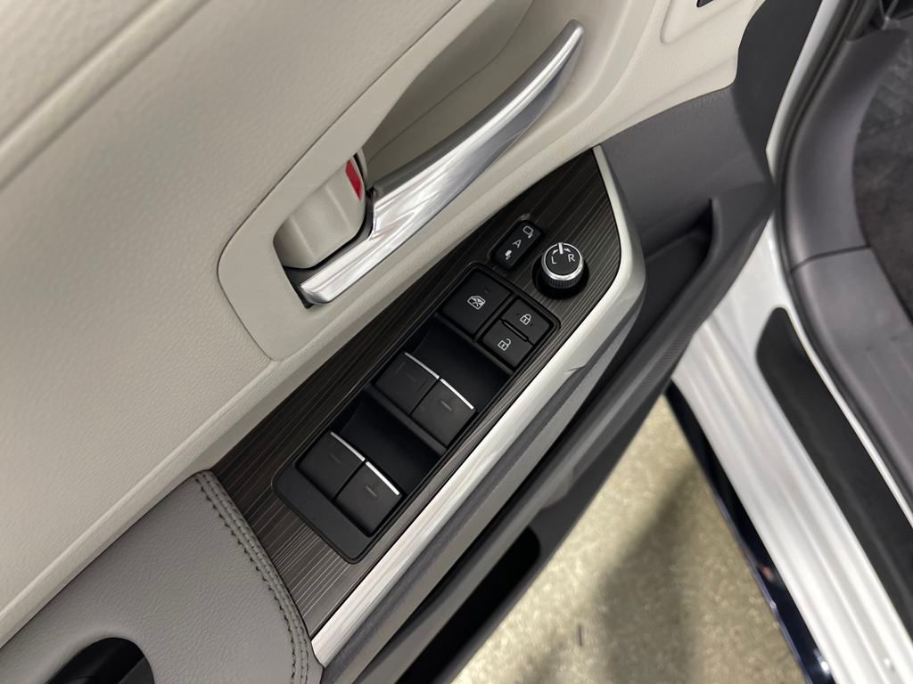 Vehicle image 16 of 30