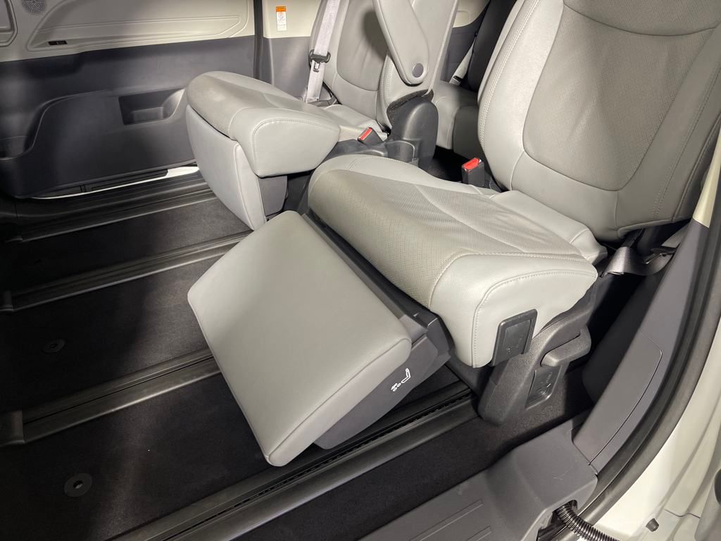 Vehicle image 21 of 30