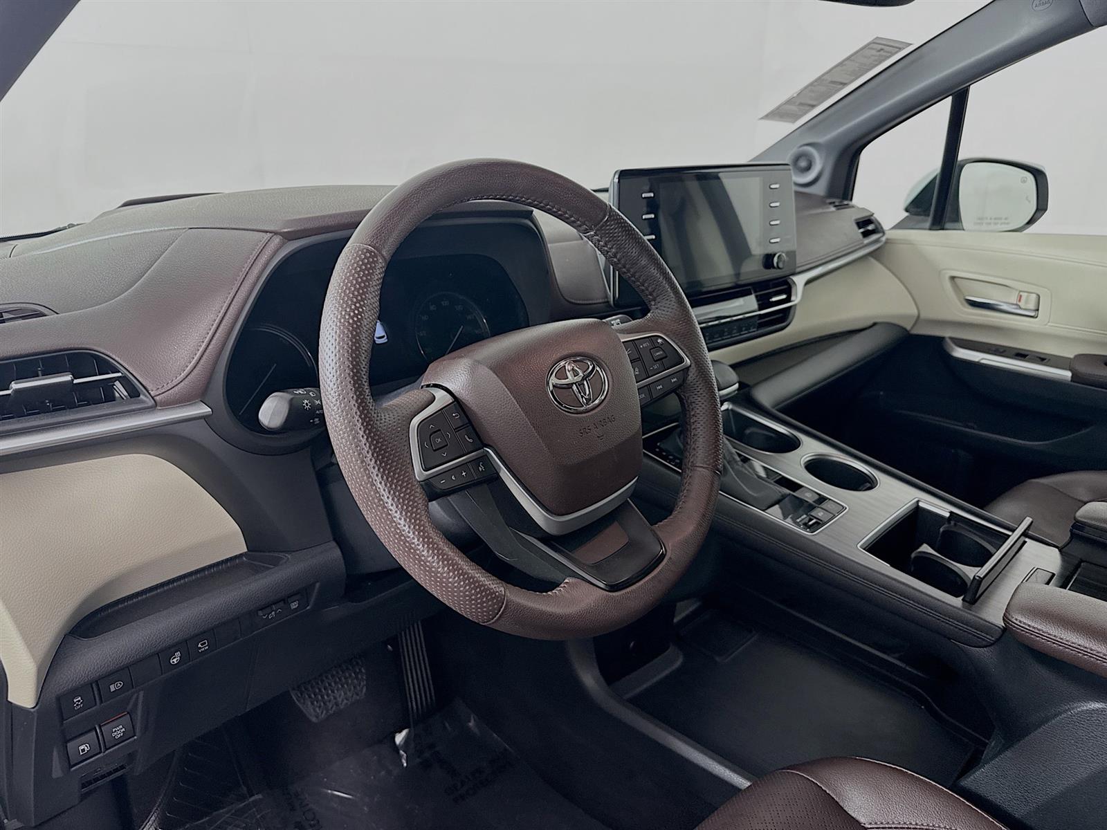 Vehicle image 15 of 54