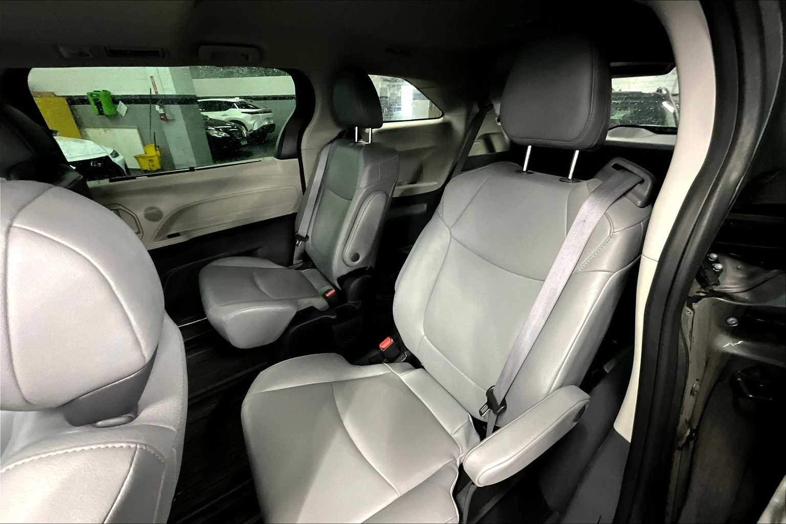 Vehicle image 17 of 32