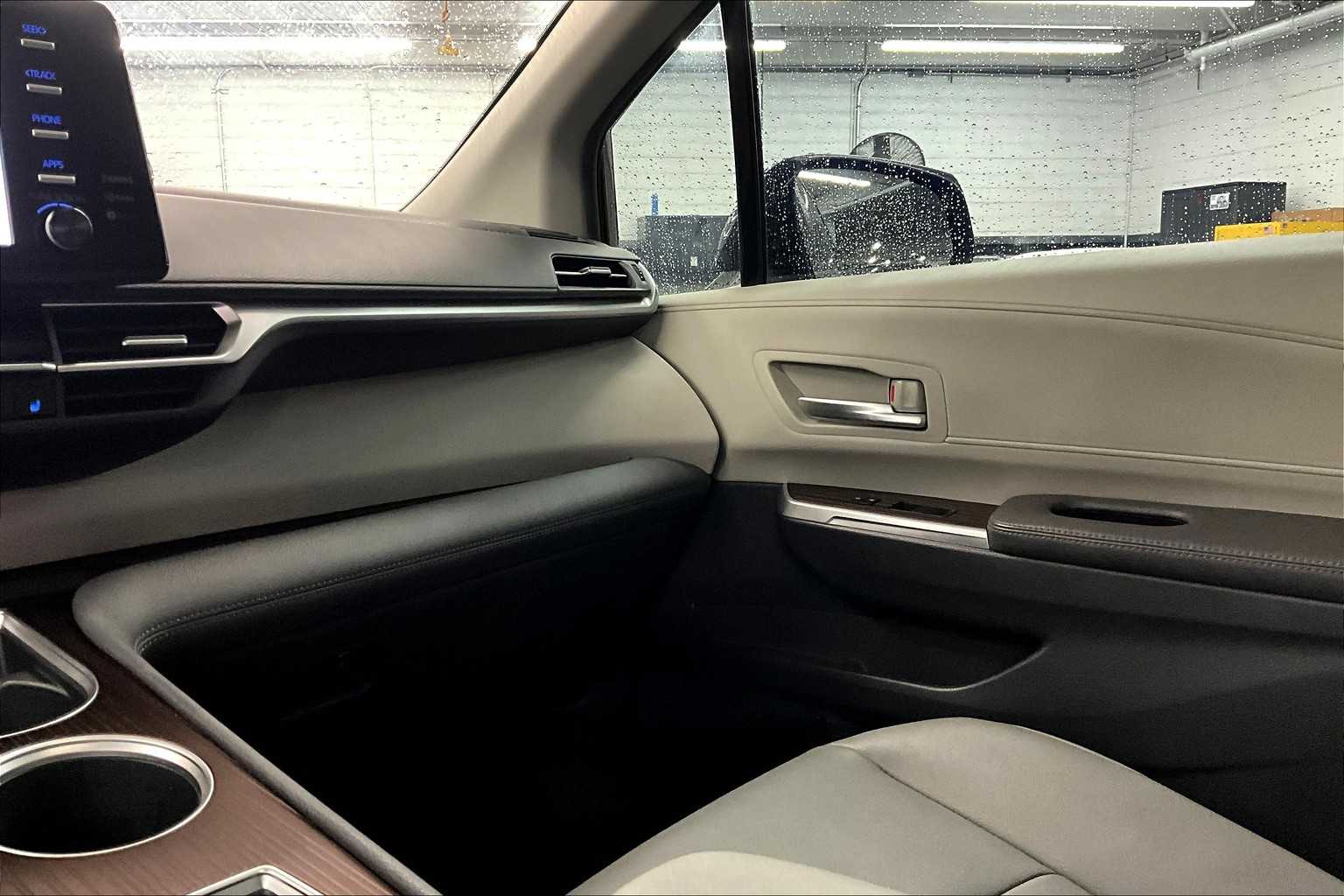 Vehicle image 31 of 32