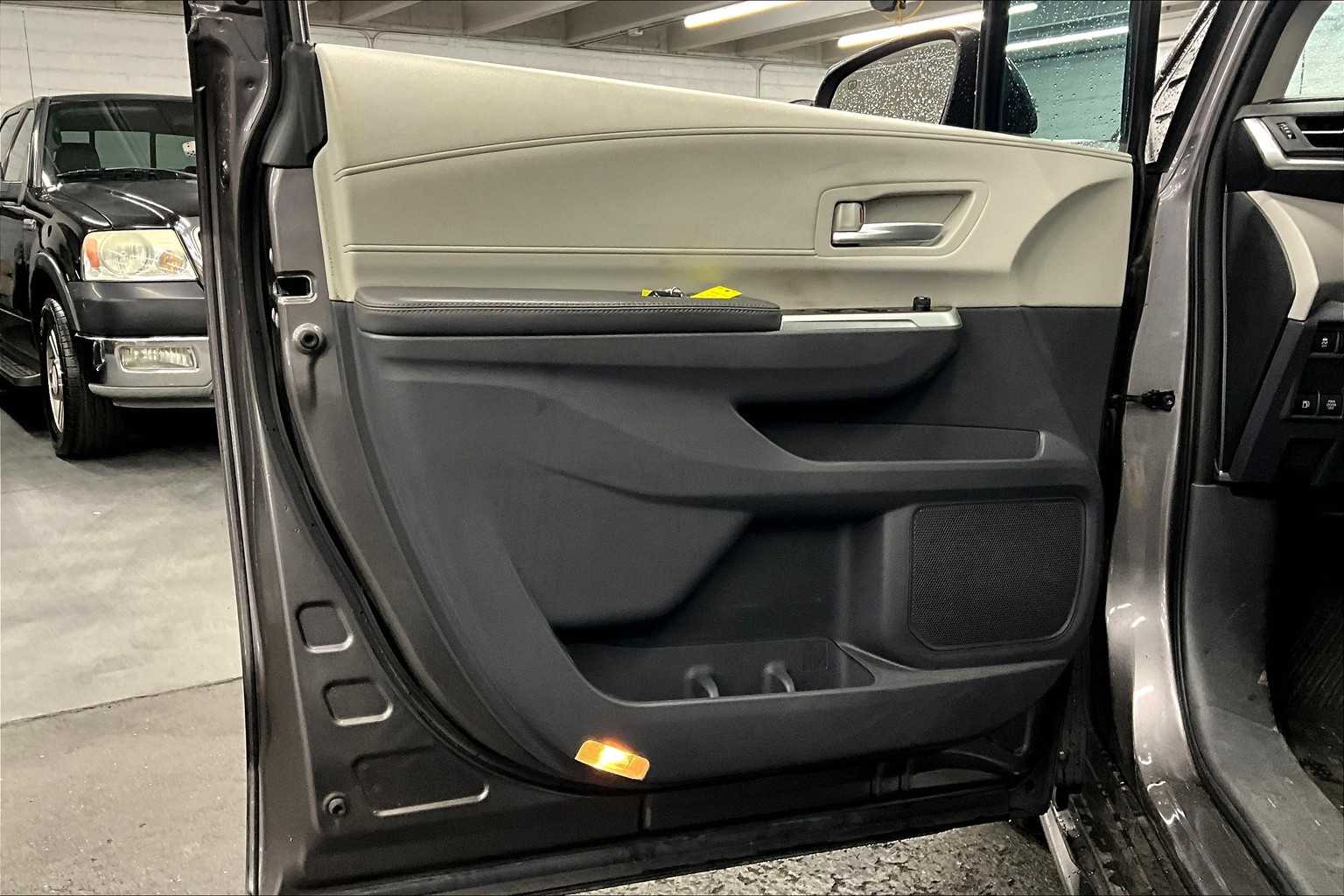 Vehicle image 19 of 32